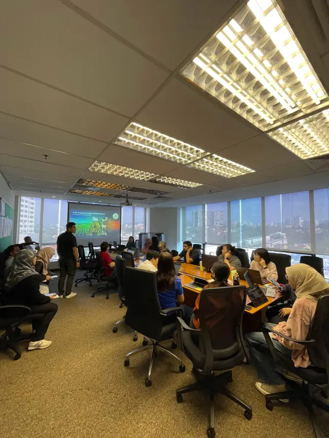 A full training hall during a The Dune Academy programme